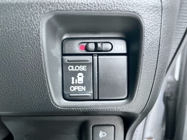 インパネ右手には、片側電動ドアの開閉スイッチがあります！運転席にいたままドアの開閉ができるのも、お子様連れの方など特に助かる機能の一つですよね☆