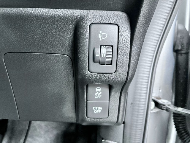 運転席右下側インパネに、ライト角度調整、横滑り防止システムスイッチ、CTBAスイッチが配置されています！