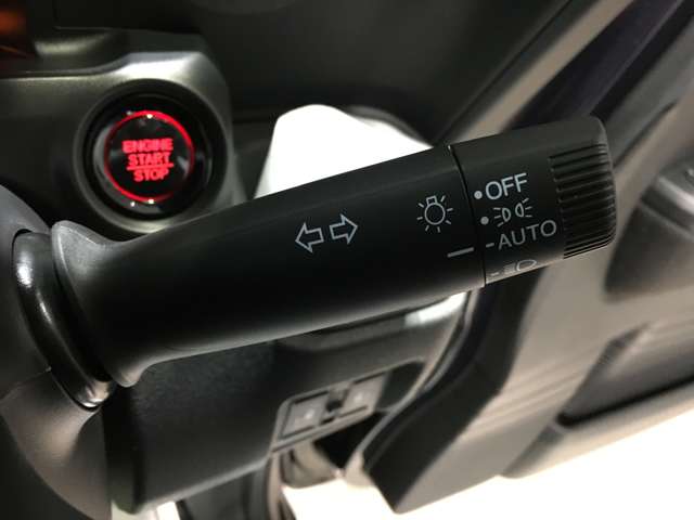 【オートライト】車外の暗さを察知して、自動的にヘッドライトを点灯してくれます♪トンネルを走行する際にも、自動的に点灯してくれて便利な装備の１つです♪
