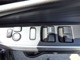 運転席のドアにはパワーウインドウと電動格納式ドアミラーを操作するスイッチがあるのでお手元操作で便利です。