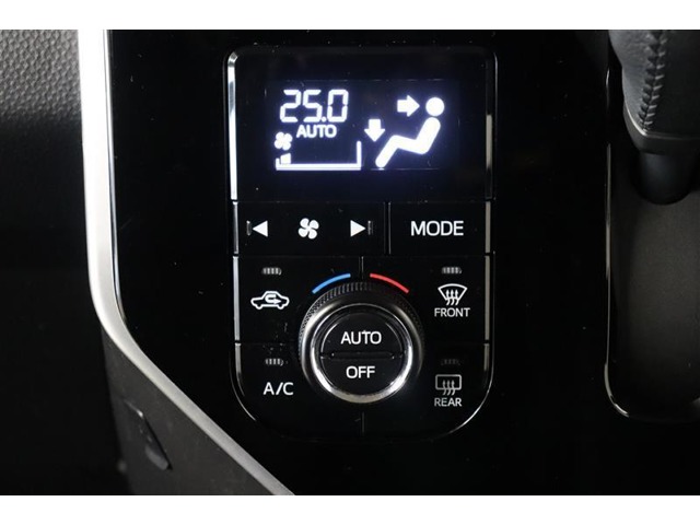 室内を快適温度にするオートエアコン！スイッチもシンプルで操作しやすく、オールシーズン快適なドライブに出かけられますね♪