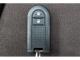 キーフリーシステムで電子カードキーを携帯していれば、ドアハンドルのリクエストスイッチを押すだけでドアロックを施錠・解錠できます。