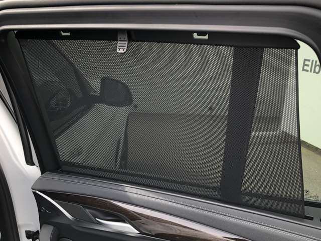 ローラー・ブラインドは直射日光を遮ることができ、車内に心地よい日陰を作ります。