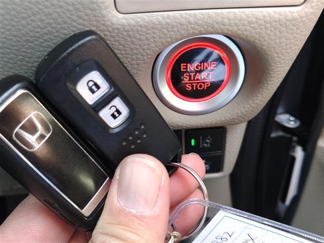 プッシュスタート★エンジンスタートは、ブレーキを踏んでボタンを押すだけ！車内へ乗り込む時からエンジンスタートまで鞄から鍵を取り出す必要がありません。スマートにこなせますね！