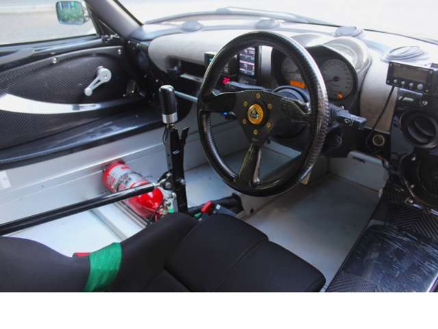 レカロシート(運転席)・レヴェリーカーボンステアリング・カーボンサイドシル・TAKATA製 4点式ハーネス・ポリカーボネート フロントスクリーン