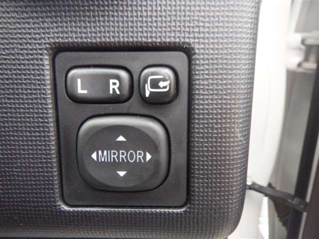 ミラーをドライバーに適した位置に、●調節＆格納●するのがボタン一つ♪ 指紋などの汚れも付きません（＾＾）