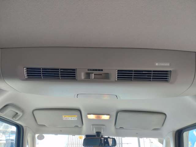 天井には後席用のエアコン吹き出し口が備わってます。快適な装備だけに後席の方も気持ちよくドライブできます。