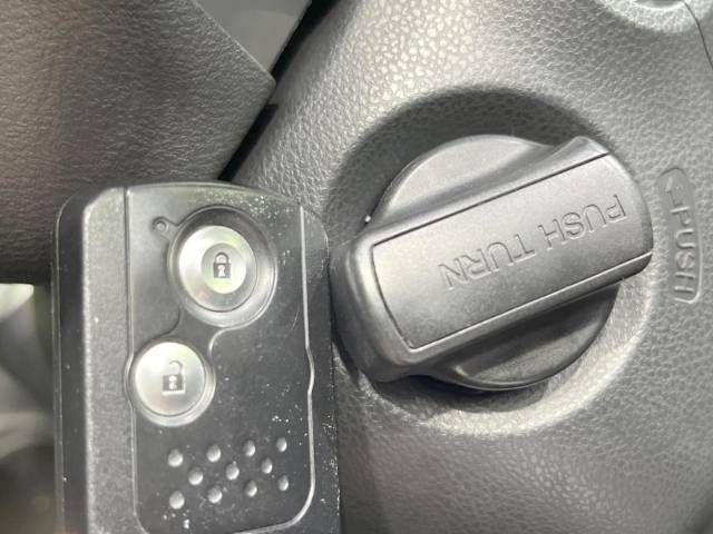 【Ｈｏｎｄａスマートキー】カバンやポケットに入れたままでもドアの施錠・解錠が可能なスマートキーを装備。エンジンのオン・オフ時もカギを取り出す必要が無いからとっても便利です♪