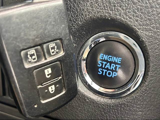 もはや定番となりつつある【スマートキー・プッシュスタート】鍵を持っているだけでエンジン始動から開閉まで行う事が出来ます。
