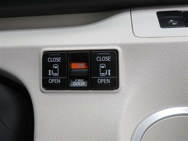 両側電動スライドドアのスイッチ付です。車内からもスイッチひとつで楽にドアの開閉が可能です。