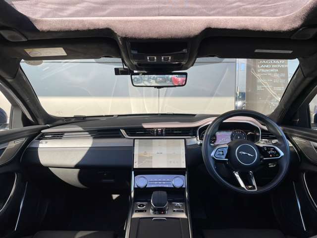 ドライバー視点で設計された新型XFのキャビンは、機能性と美、質感にこだわった優美な空間です。エボニーのインテリアとも相まって、一層ラグジュアリーな雰囲気を感じられます。
