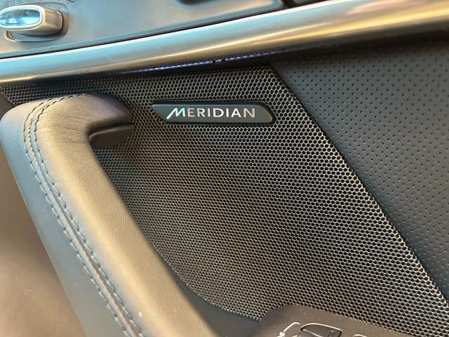 【MERIDIAN】ブランド発祥の地でもあるイギリスのオーディオメーカー【MERIDIAN】ジャガーの純正スピーカーとしても採用。快適なドライブの演出にもなります。