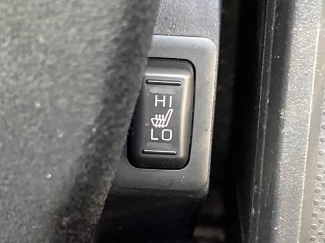 【シートヒーター】運転席／助手席共に温度調節が可能なシートヒーターを装備。季節を問わず快適にドライブできます。
