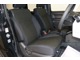 【運転席】ブラックを基調としたインテリアにブラックのファブリックシート。シートリフターで座面の高さを調整可能です。純正フロアマット付です。