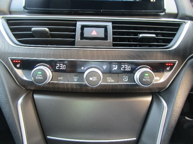 左右独立したエアコンなので、助手席と運転席で温度を変えることができます。それぞれにあった快適空間ができます。