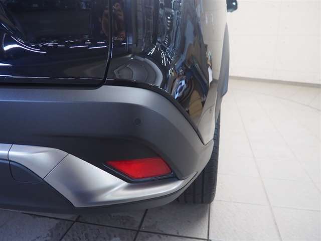 コーナーセンサーを車の前後に装備。障害物までの距離に応じて警告音を変えてお知らせ。縦列駐車時や駐車場・車庫などでの取り回しをサポートします。詳細は販売店スタッフまでお尋ねください。