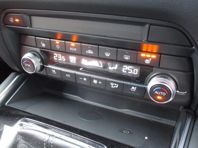 デュアルエアコンは左右別々の温度設定ができますので、より車内も快適に過ごせます。