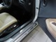 乗降ドアに備わる「LEXUSロゴ刻印スカッフプレート（ステンレス製）」は、新車生産時の保護ビニールテープが貼られたままの状態です。ご利用に際しましては剥がして頂ければ新車の瑞々しさをお楽しみ頂けます。