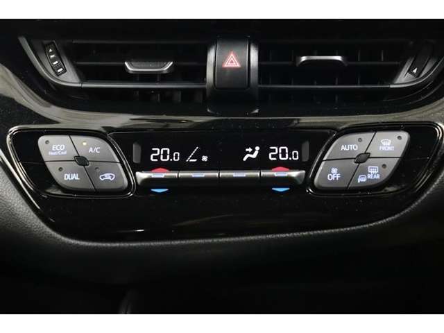 運転席と助手席、それぞれ温度調節ができ、オールシーズン快適なオートエアコンとなっております！