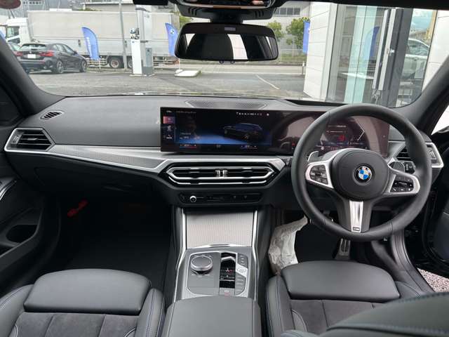 BMWの操作パネルは使いやすさを追求し日常生活で必要なボタン＆スイッチを使えるようにした構造となっております。購入時から沢山触って体感してください。