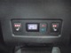 運転席、助手席、後席それぞれで温度設定が可能。後席用の吹き出し口とコントロールスイッチはフロアコンソール背面にあります。