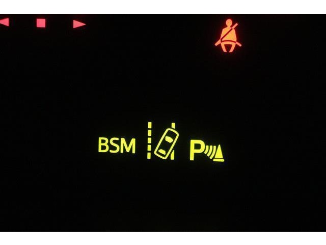 BSM（ブラインドスポットモニター）を装備。 隣の車線を走る車両を検知、車両が死角エリアに入るとドアミラーのインジケーターが光ってお知らせ！