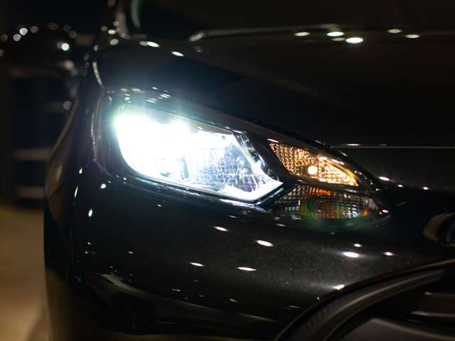 【LEDヘッドライト】夜間、雨天時のドライブも明るくサポート。