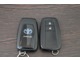 スマートキー２個です。　スマートキーを携帯していればキーを取り出さずにドアを施錠＆解錠。クルマの始動も可能です。