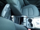 運転席と助手席の間のセンターコンソールにはカップホルダー２つにちょっとした小物入れがあって便利です☆