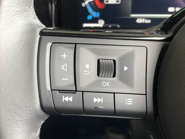 ハンドル左側に、ステアリングスイッチがついており、オーディオをコントロールできます。