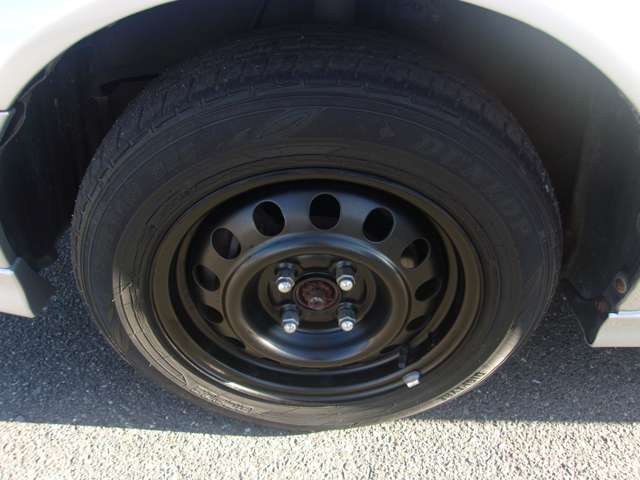 フロントのタイヤです。タイヤは４本共に残り溝も有り、まだまだご使用して頂けます！