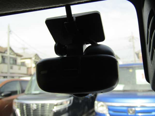 【ドライブレコーダー付】ドライブレコーダーは、映像・音声などを記録する自動車用の車載装置のことです。 もしもの事故の際の記録も撮れます。
