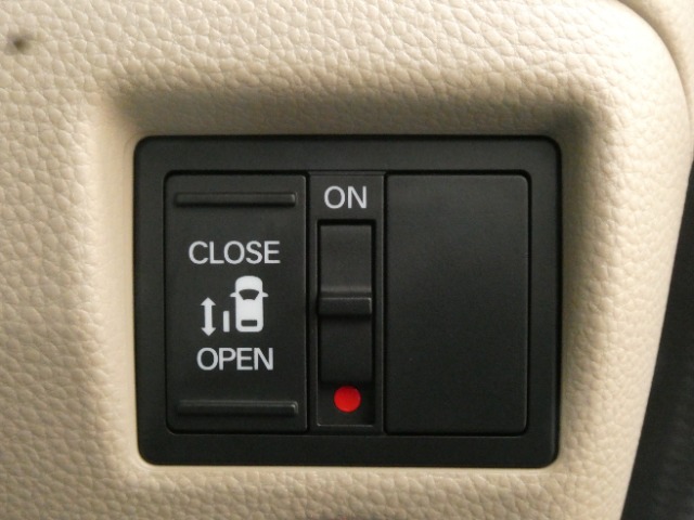 左電動スライドドア。ボタン一つで開閉が自由自在！両手に荷物を抱えている時やお子様を抱っこしている時は大活躍！挟み込み防止機能もあり安心です。