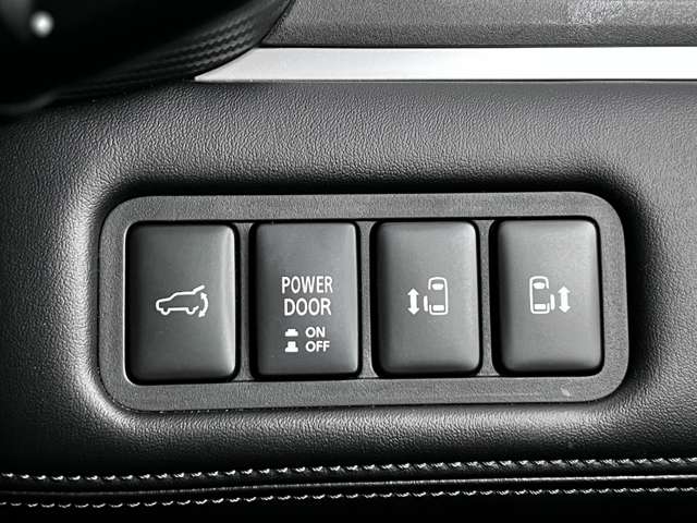 電動リアゲートや電動スライドドアのスイッチとなっております！運転席から開け閉めを操作することが出来ますので、悪天候時にも外に出ることなく送り迎えが可能です！