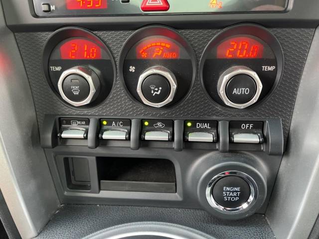 【左右独立型フルオートエアコン】運転席と助手席でそれぞれお好みの温度に設定可能。同乗者にも配慮した、最適な空調をお届け致します。