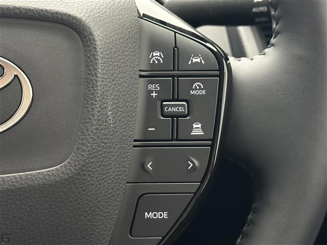 【ステアリングスイッチ】手元のボタンから、オーディオやナビなどの操作ができるのでよそ見をせずに安全に運転に集中できます。