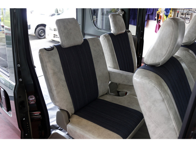 上級グレードJOINのみ質感の高いリヤシートで後部座席も疲れにくくなっております。分割式でシートアレンジが出来ます。