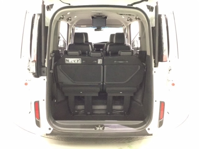 トランクの床は底が深く大きな収納スペースがあり、３列目シートはそこに収納できるようになっています。開口部も広く荷物の積み下ろしもしやすいお車となっております。
