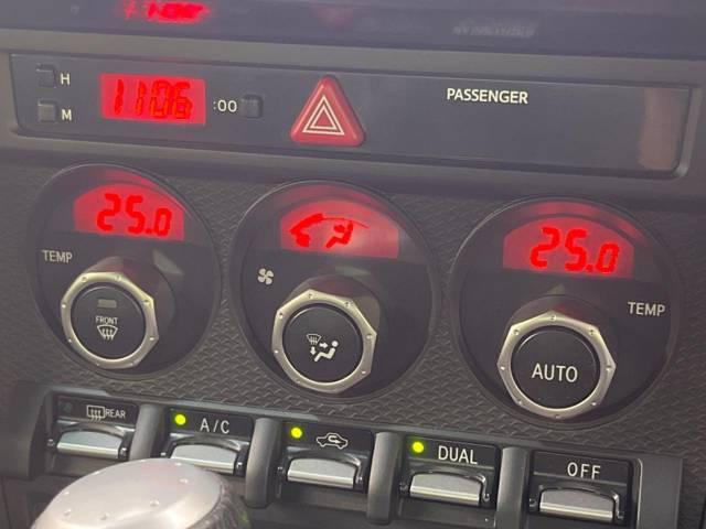 【左右独立型フルオートエアコン】運転席と助手席でそれぞれお好みの温度に設定可能。同乗者にも配慮した、快適な空調をお届け致します。