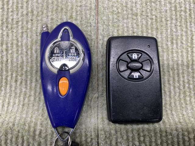ポケットやバックにキーを入れたままドアロックの開閉ができるスマートキー。リモコンエンジンスターター付き！