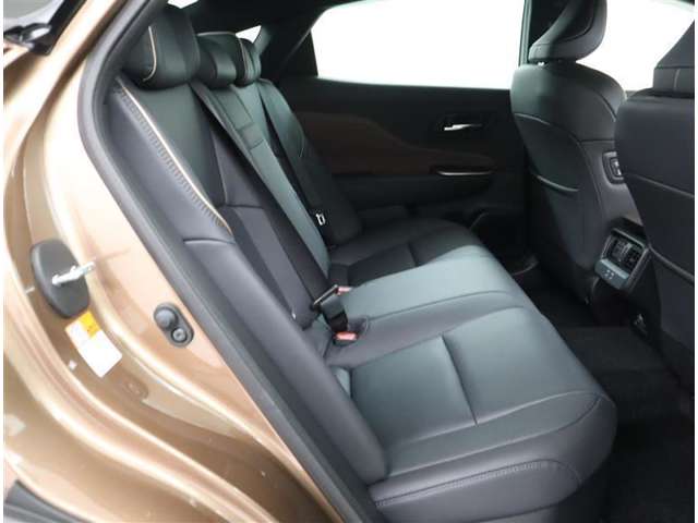 後部座席への乗り込みも間口が広く大きな座面で長距離ドライブでも快適です。