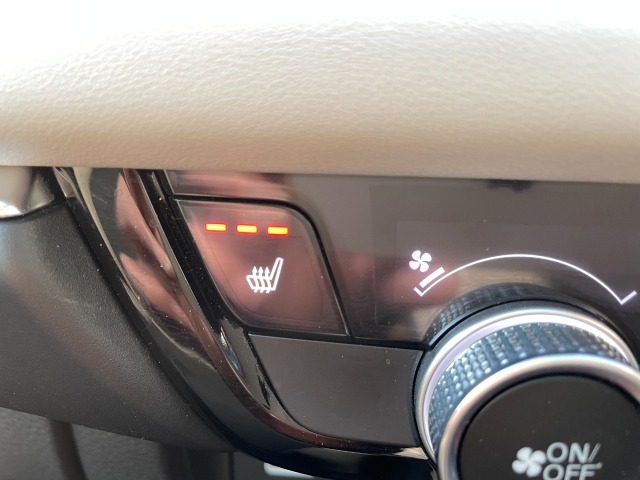 エアコンスイッチと一緒にシートヒーターのスイッチがついています。