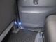 前席と後席の左右にブルーイルミネーションが装備されてます！夜間の足元を照らしてくれます！