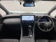 広々とした視界のダッシュボード周りはシンプルなデザインで、カーナビシステムから車内の様々な機能を使用できます。