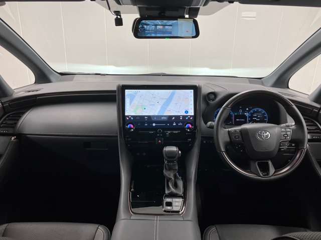 広々とした視界のダッシュボード周りはシンプルなデザインで、カーナビシステムから車内の様々な機能を使用できます。