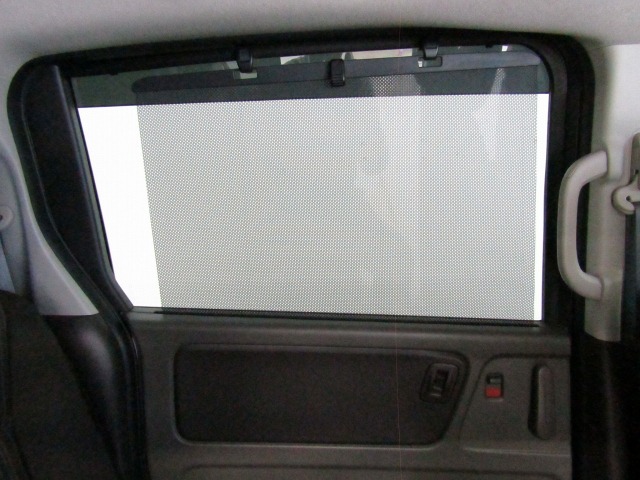 後部座席窓にはロールサンシェードが付いています。まぶしい光を軽減し、心地よい車内空間に♪ロール式なので開け閉めも容易にでるので便利です♪