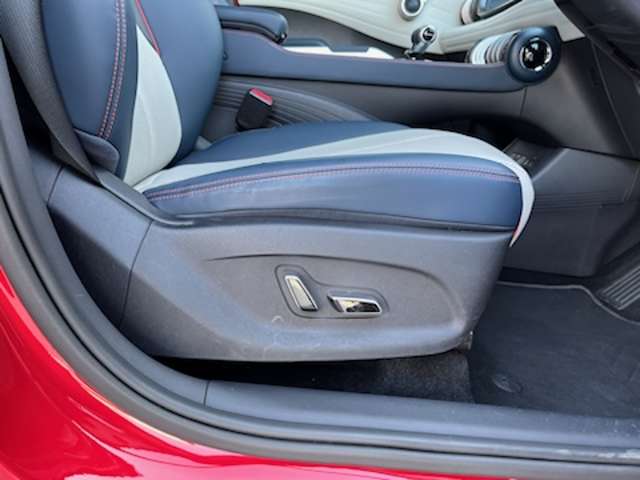 運転席はシートの前後位置調整、背もたれの角度調整、高さの調整が出来ますので、適正なシートポジションが設定可能です