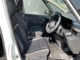 快適に運転できるドライブポジション！出っ張りの少ないインパネを採用し、運転席の足元スペースを約120mm拡大。運転席から助手席の移動がスムーズに。