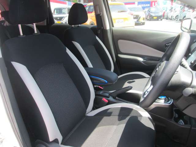 運転席のひじ掛けは安心して肘を預けることができ、運転中の緊張を和らげます。