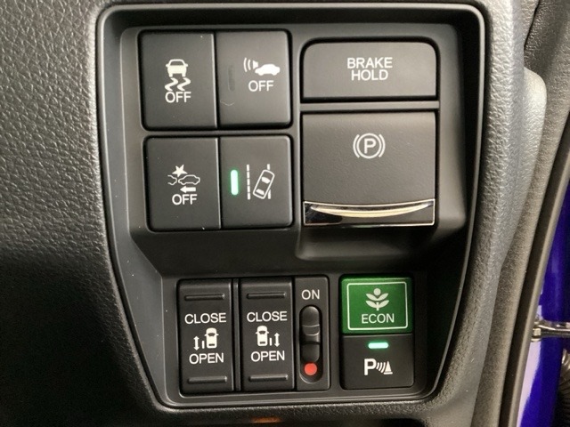両側電動スライドドアは運転席から操作ができるよう、操作スイッチが付いています。Hondaセンシング用のＶＳＡ（ABS＋TCS＋横滑り抑制）解除とレーンキープアシストシステムなどのメインスイッチも装備。